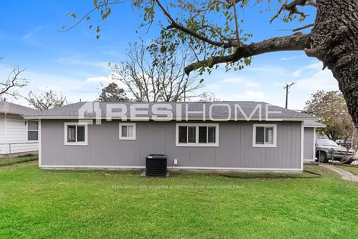 1507 Granbury St — Photo 14