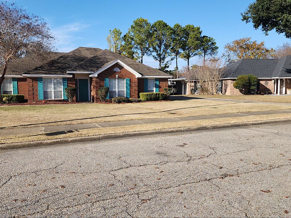 Nice sized front yard with curbside mailbox.