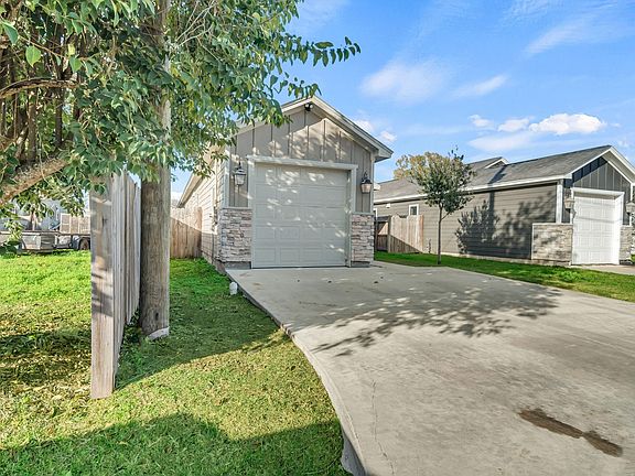 3rd image of 320 W Live Oak St