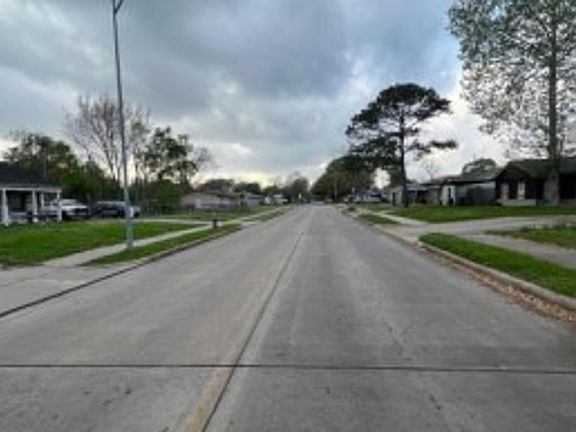 Exterior Neighborhood (street photo)