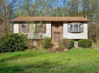 6910 Ridge Dr, Davenport, IA 52806