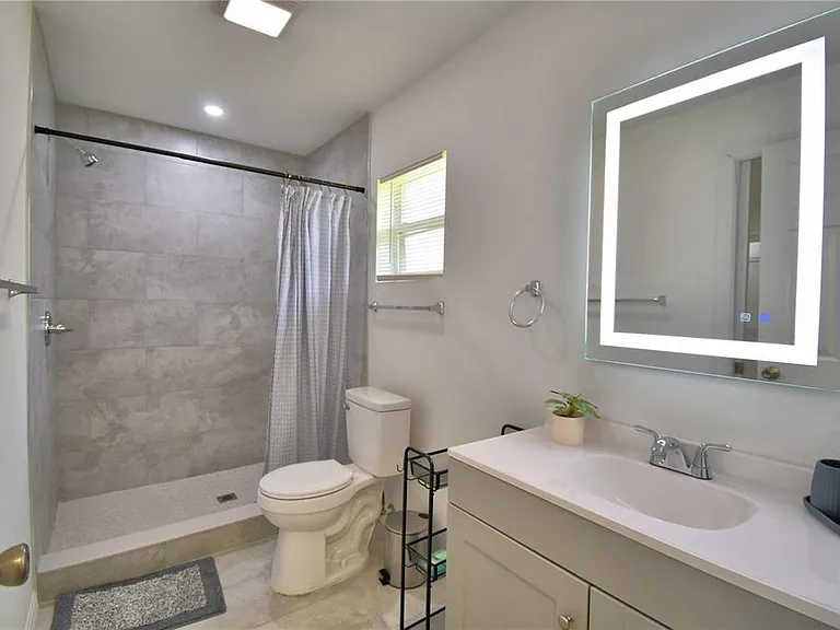 2405 Roslyn Ln #C — Photo 19