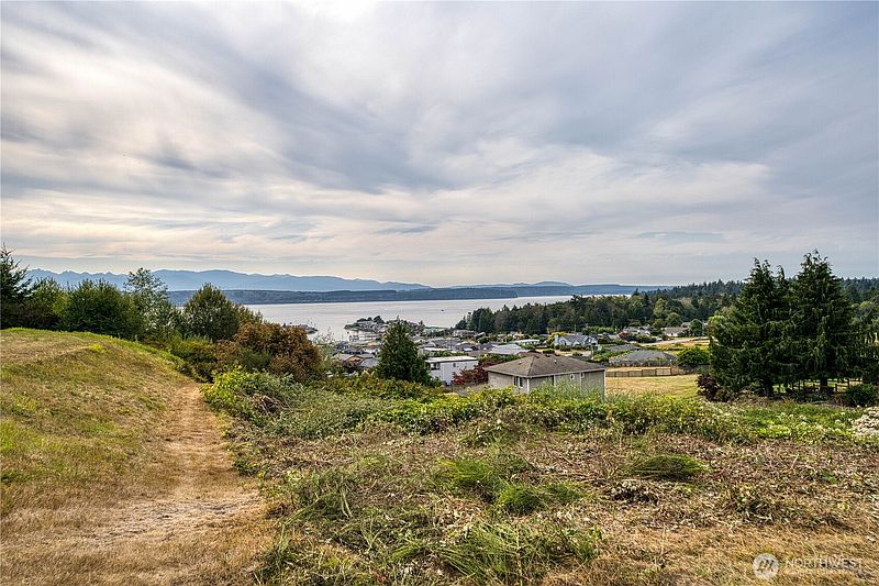 4th image of 38063 Fawn Road NE