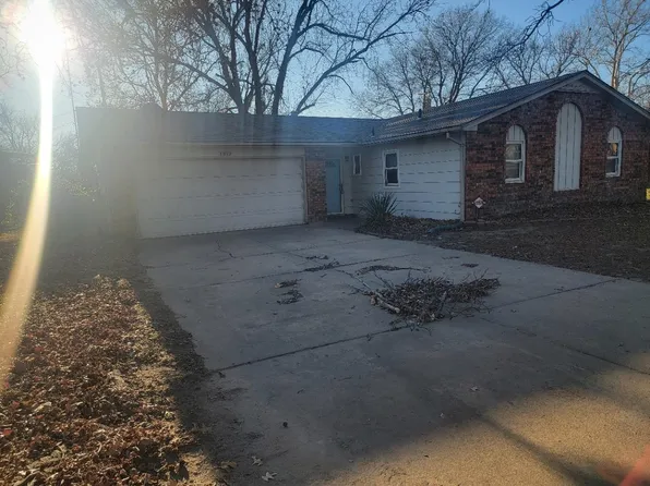 1217 N Sunset Dr, Mulvane, KS 67110