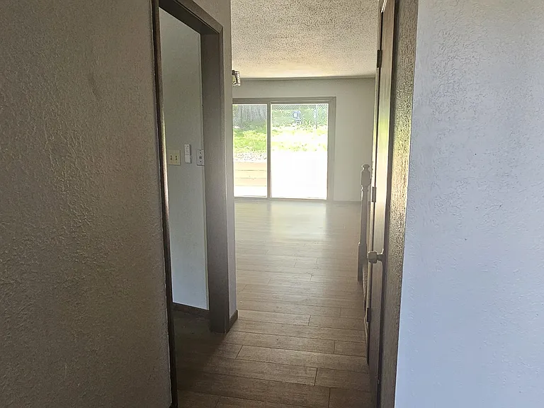 542 Breezy Point Dr — Photo 3