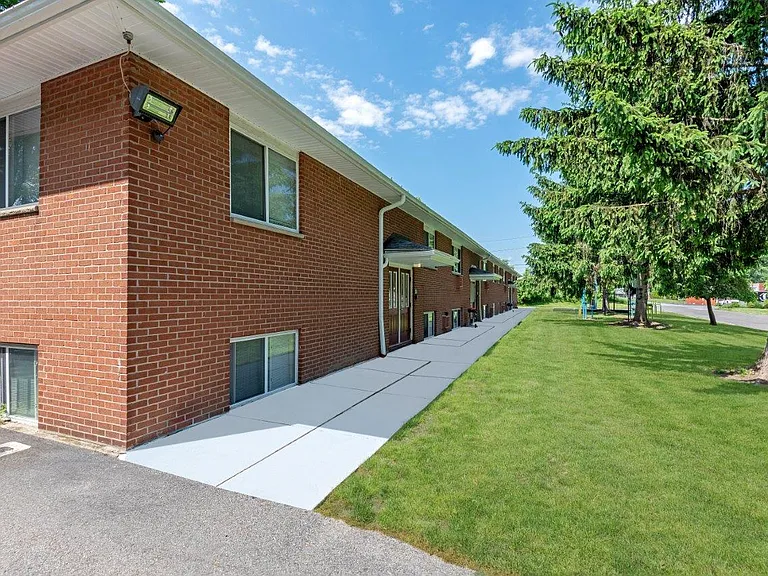 Dixon Manor Apartment Homes — Photo 16