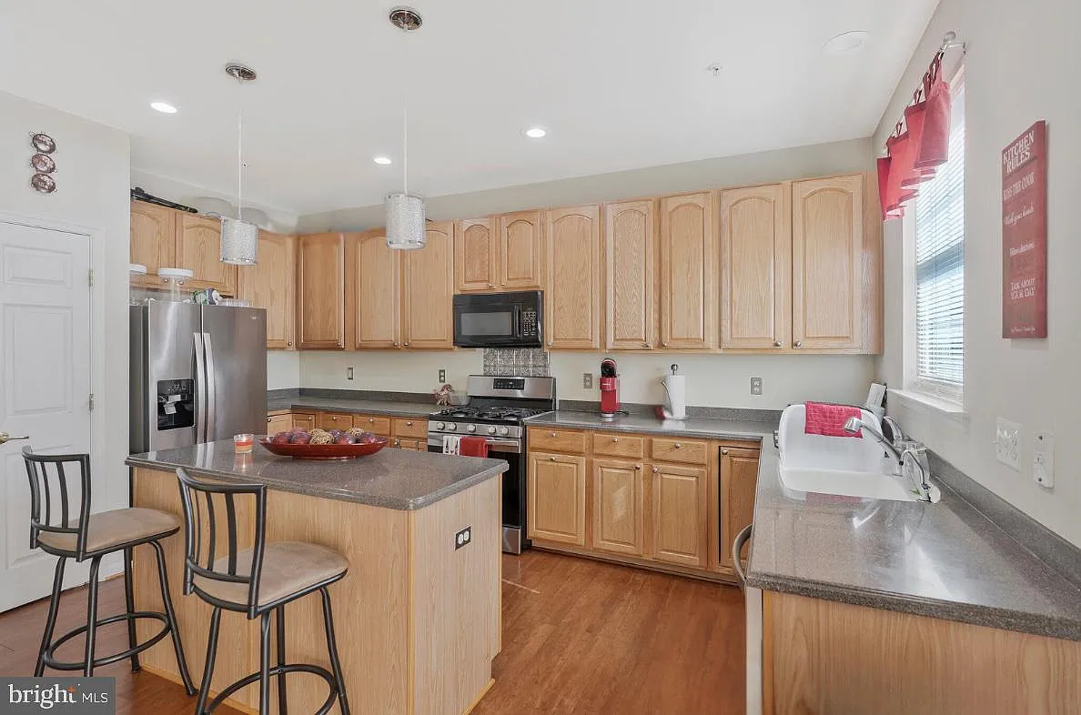 4 bed, 3.5 bath, 2068 sqft, $3,000 — Photo 2