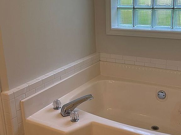 Master bath, 2 walk-in close