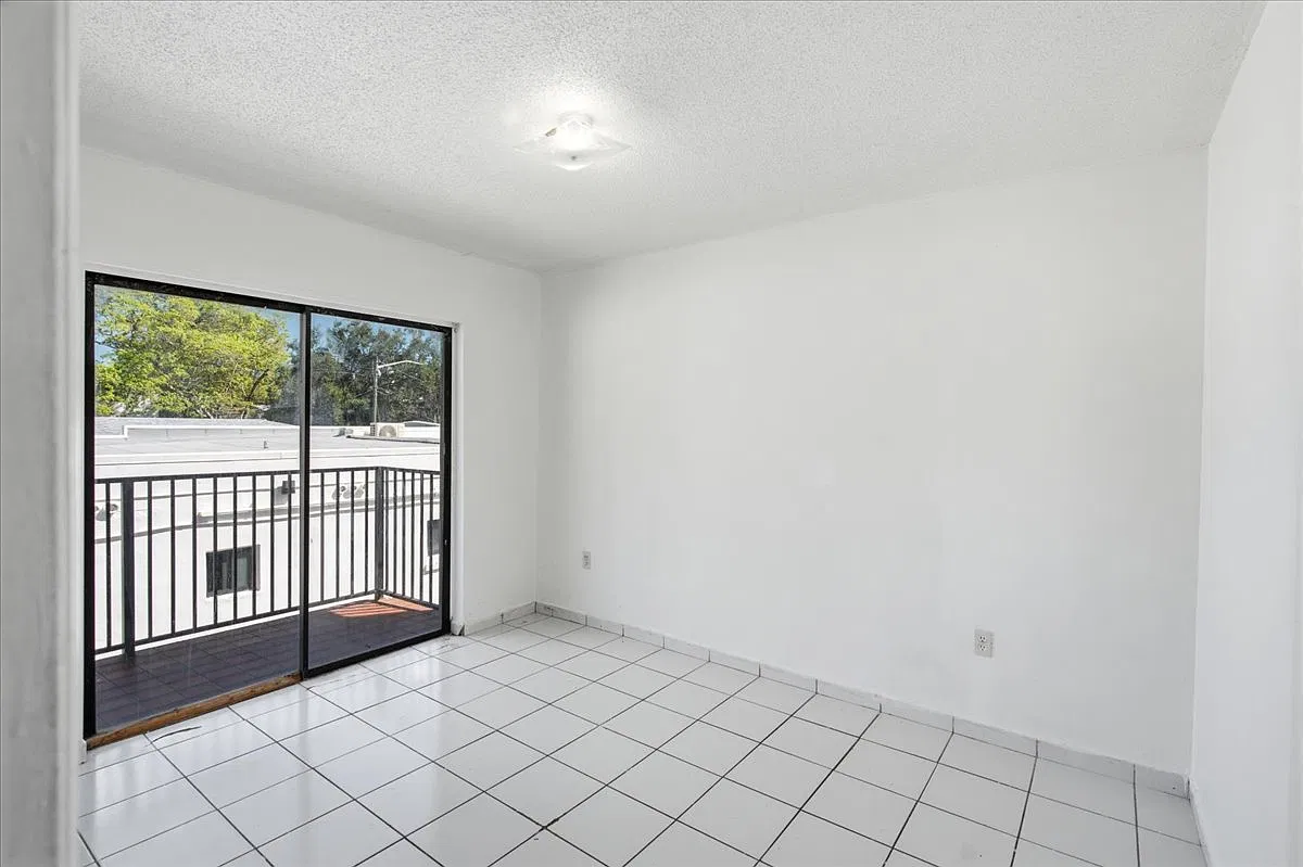 1143 SW 5th St — Photo 4