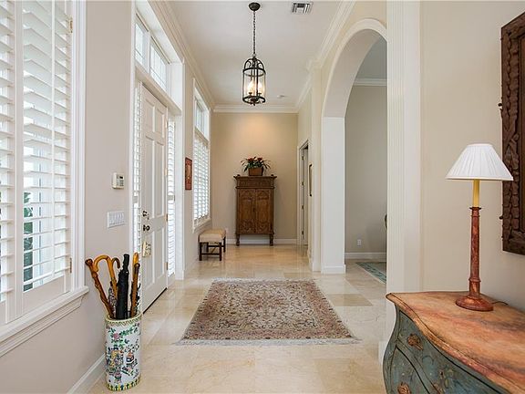 3rd image of 118 Hidden Oak Dr
