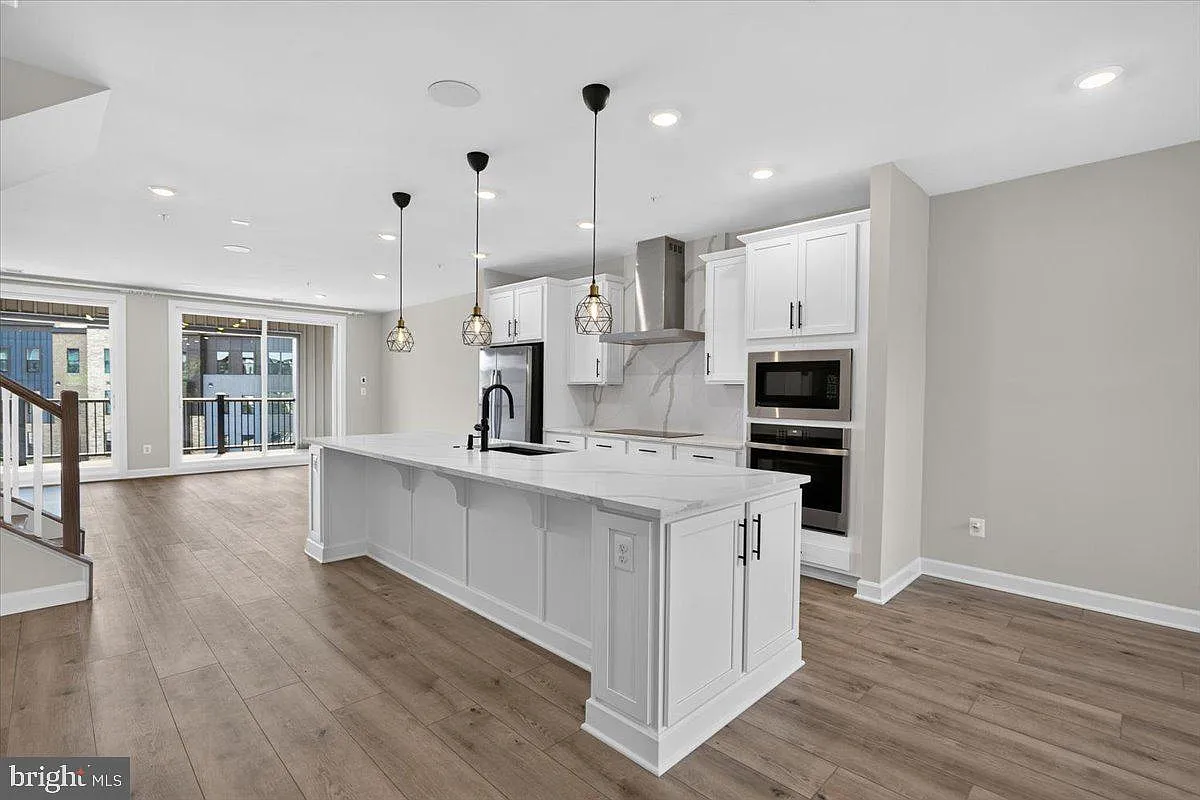 3 bed, 2.5 bath, 2501 sqft, $3,490 — Photo 3