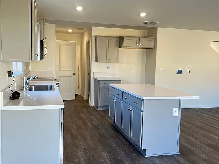 1654 Pacific Dr — Photo 13