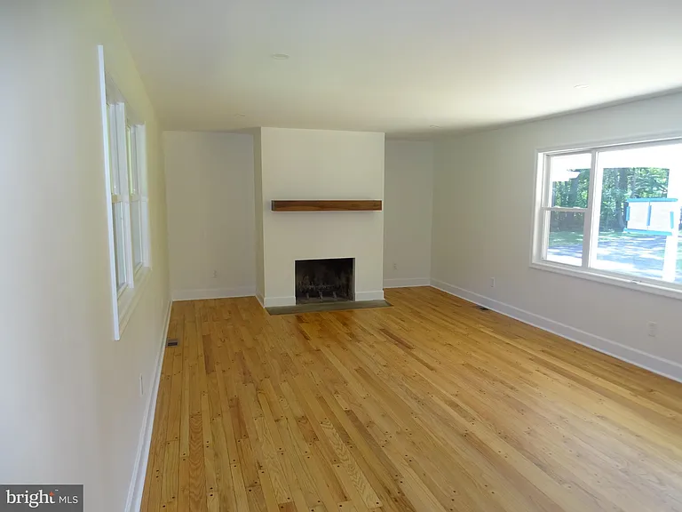 449 E Street Rd — Photo 6