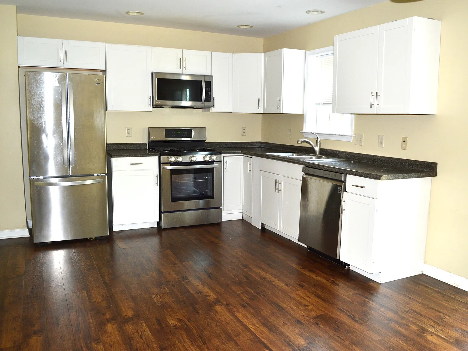 3 bed, 2112 sqft, $2,000 — Photo 2