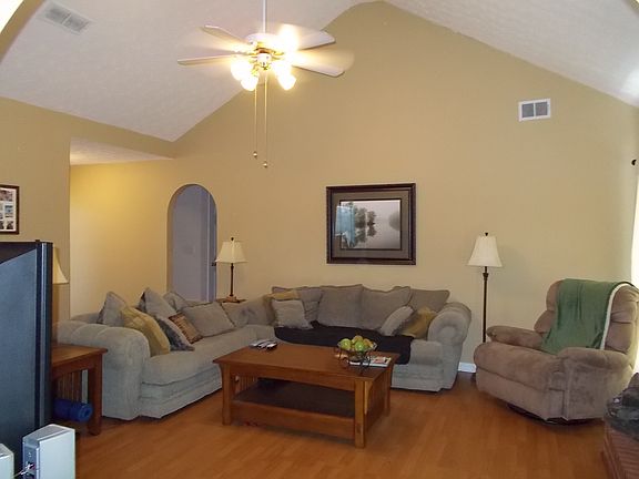 LARGE VAULTED FAMILY ROOM