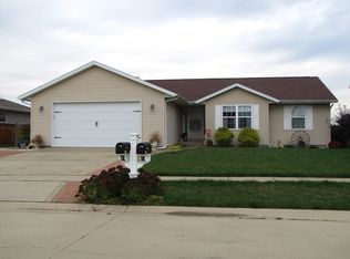 1011 Fox Run, Villa Grove, IL 61956