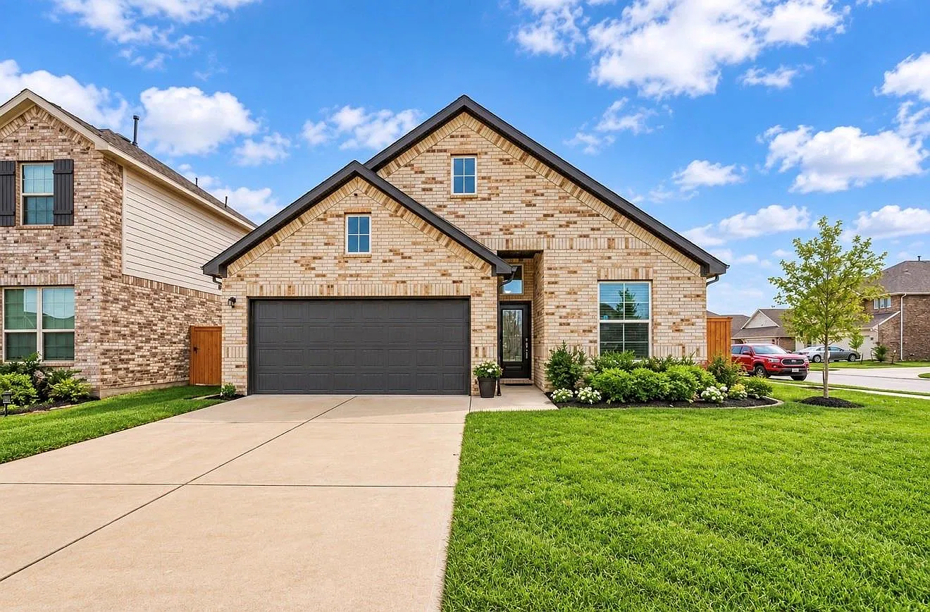 4 bed, 2.0 bath, 2131 sqft, $2,450 — Photo 1
