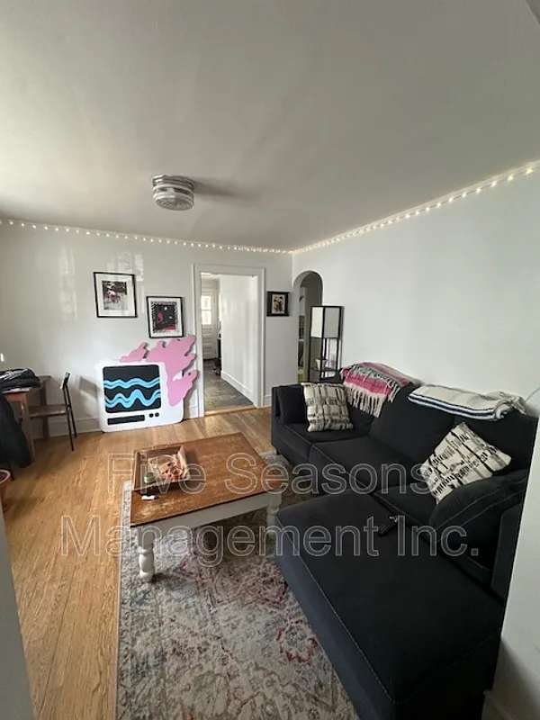 3 bed, 1.0 bath, 1000 sqft, $3,300 — Photo 4