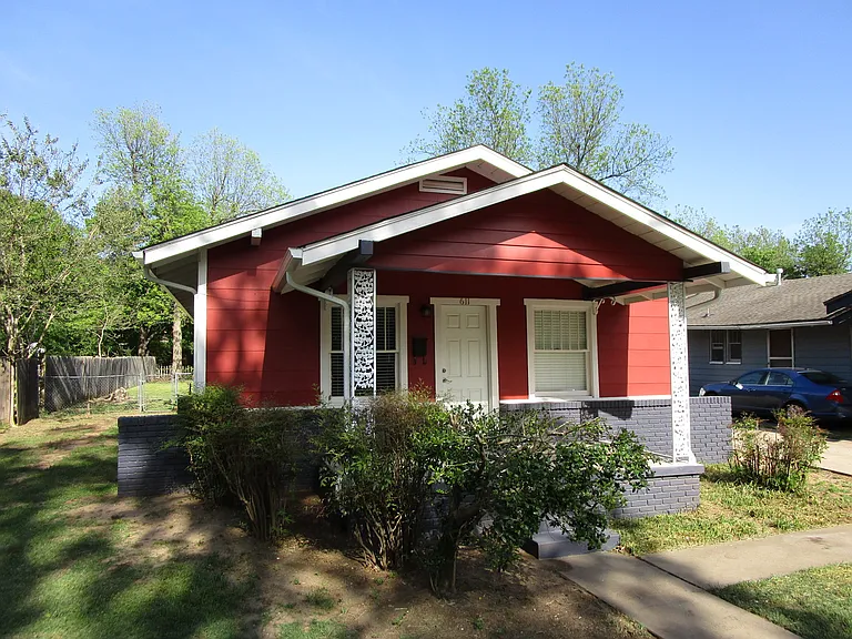 611 S Flood Ave — Photo 1