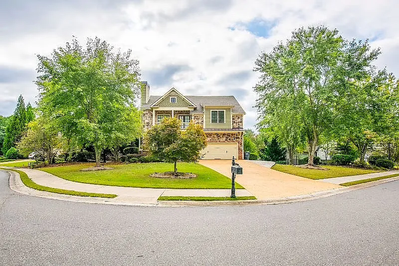 4 bed, 3.5 bath, 3950 sqft, $5,700 — Photo 2