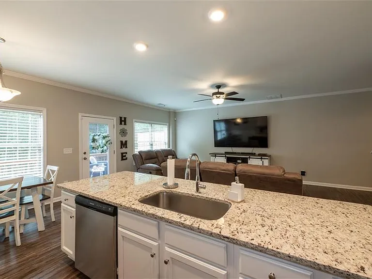 819 Ash St — Photo 8