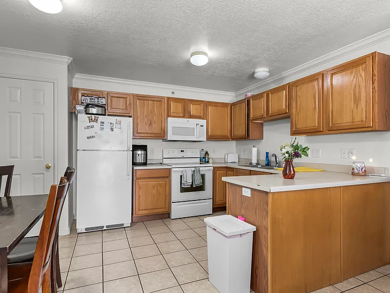 567 N University Ave #210 — Photo 2