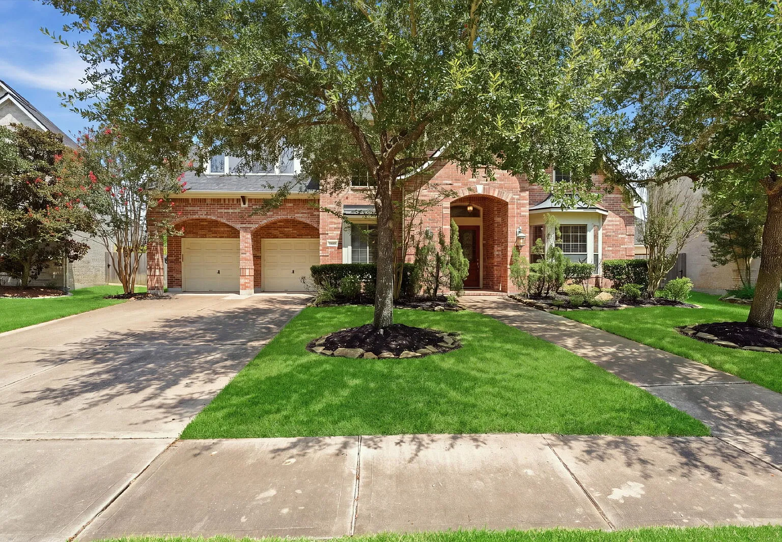 5 bed, 4.5 bath, 4424 sqft, $6,200 — Photo 1