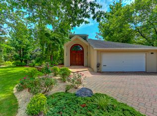 345 Heather Ln, Hewlett, NY 11557