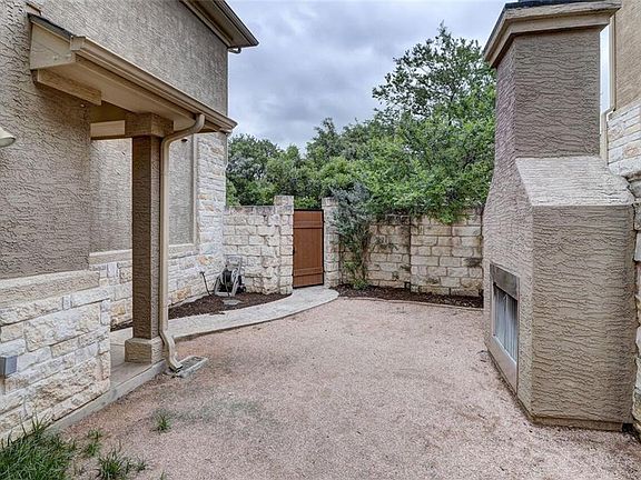 PRIVATE COURTYARD WITH OUTDOOR LIVING SPACE