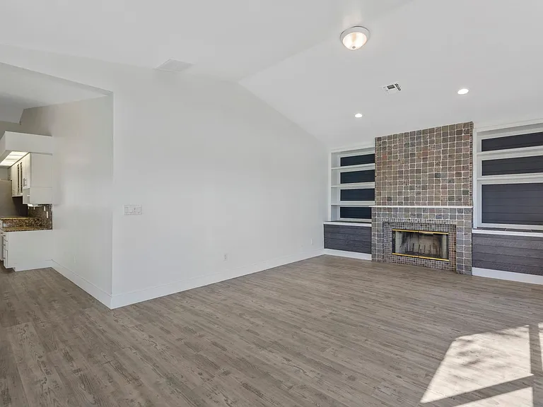 432 SW 20th St — Photo 5