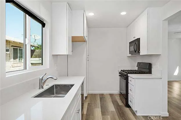 W 17th St — Photo 13