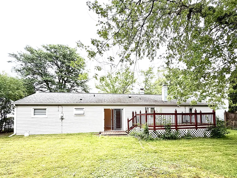 33 Campus Dr N — Photo 2