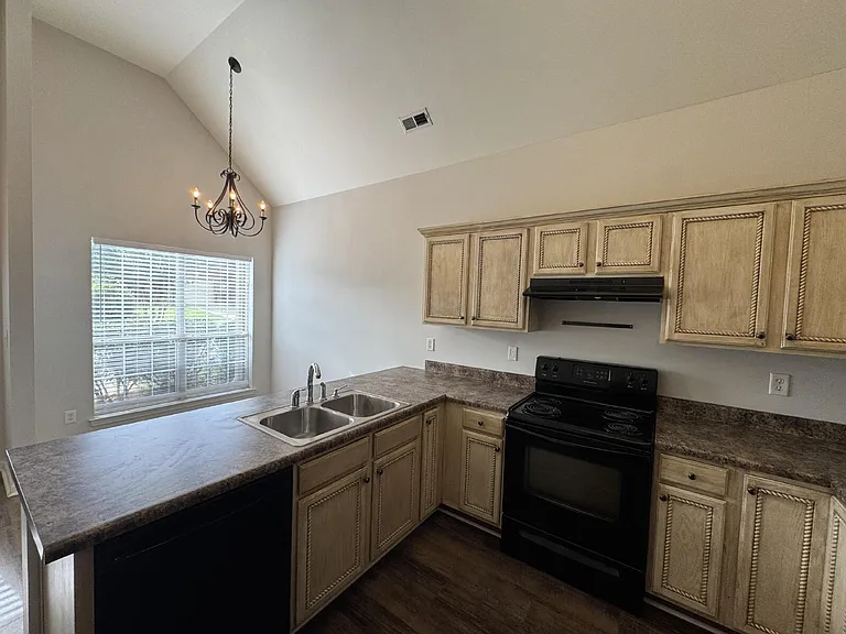 5901 Southwood Pkwy — Photo 4