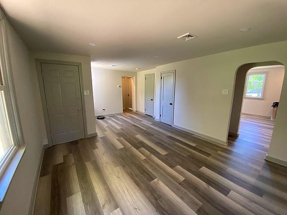 3rd image of 822 N Limekiln Pike