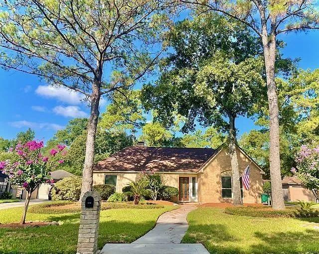 4115 Woodbridge Dr — Photo 1