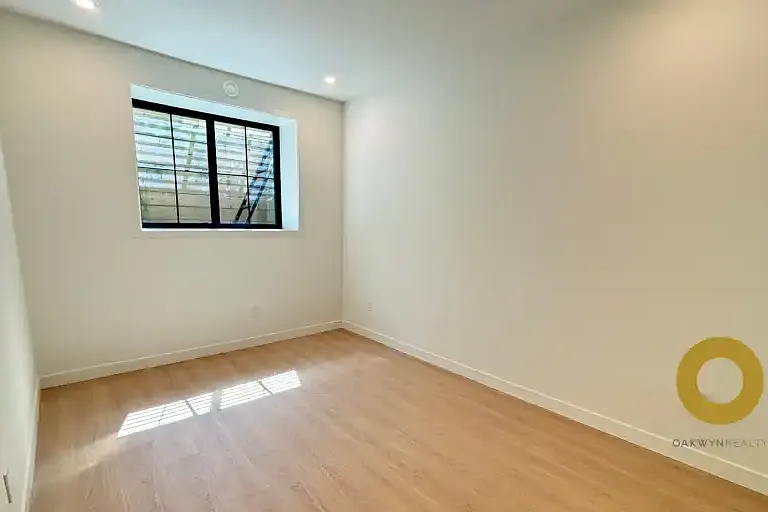 572 Verona Pl #1A — Photo 9