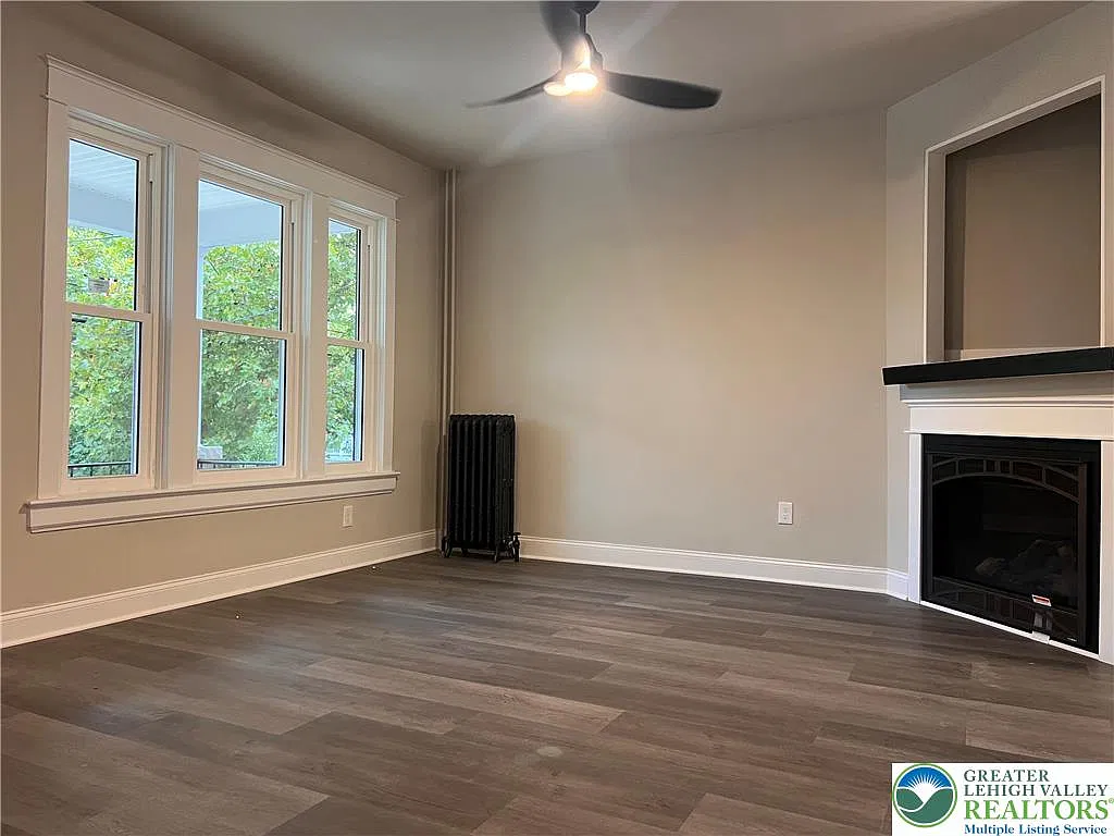 5 bed, 2.0 bath, 1842 sqft, $2,700 — Photo 2