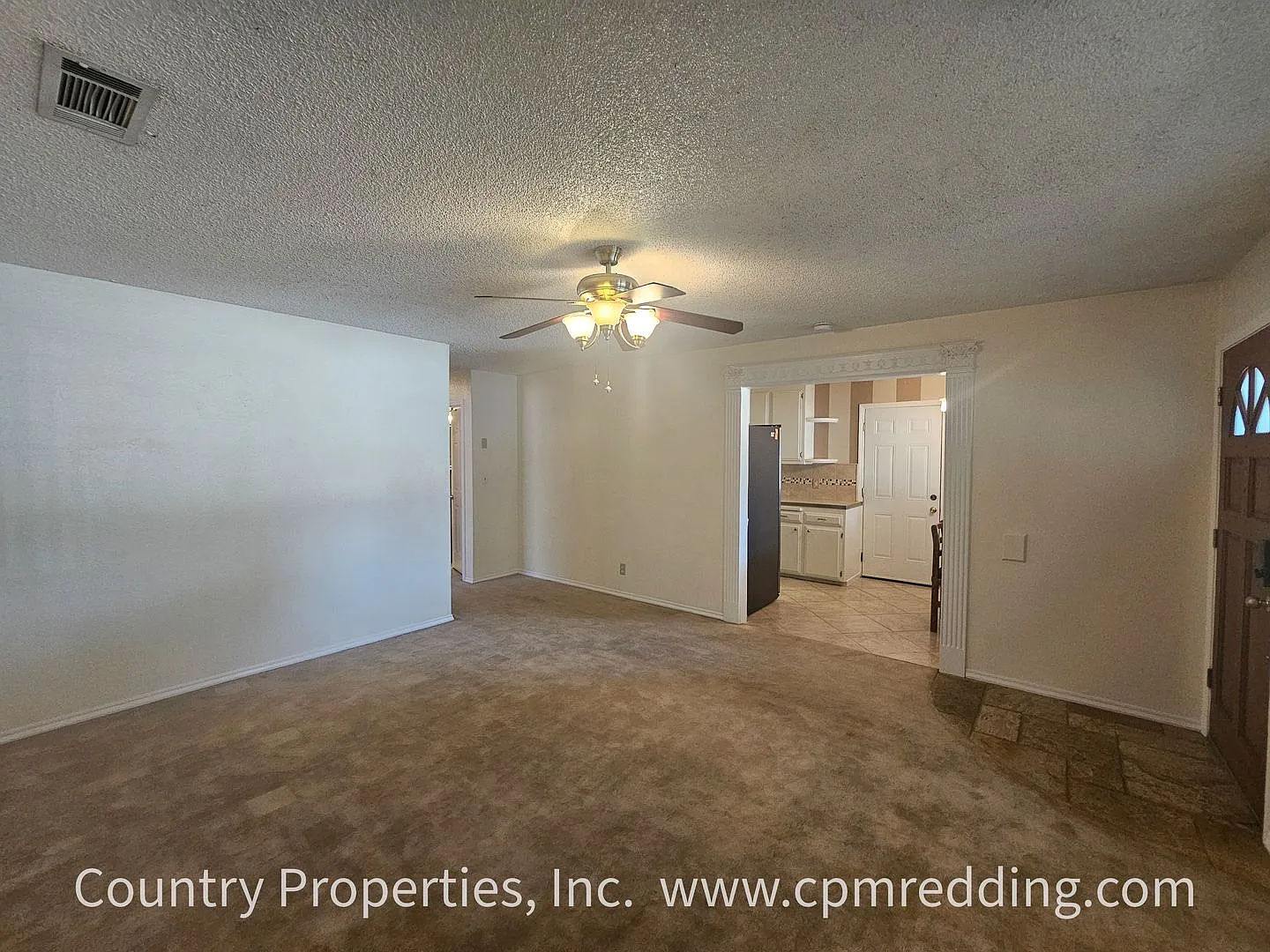 Super Cute House in East Redding With Attached Garage Available Now! — Photo 3