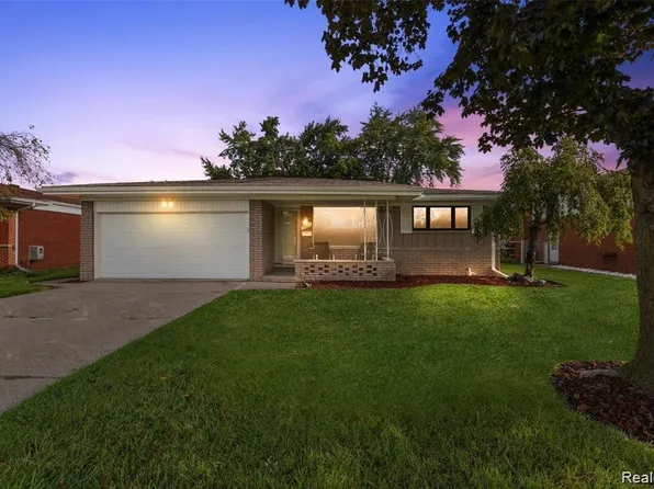 2911 Groves Dr, Sterling Heights, MI 48310