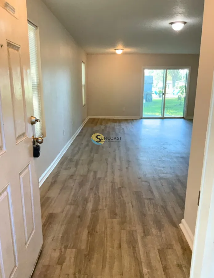 Spacious 3BR Home Near Riverside — Photo 3