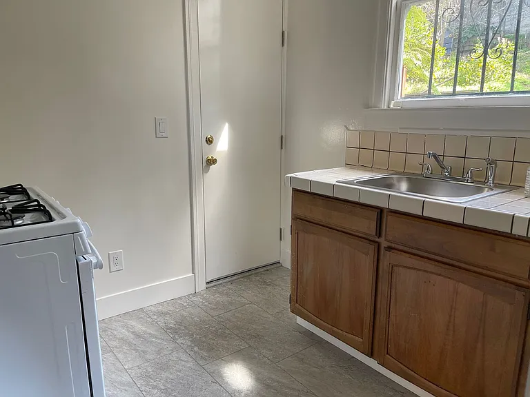 360 Oakland Ave — Photo 8