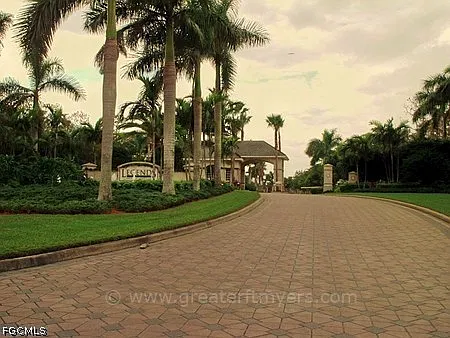 2 bed, 2.0 bath, 1096 sqft, $4,000 — Photo 2