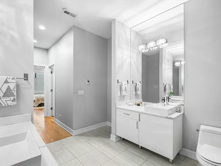652 N Morgan St #202 — Photo 4