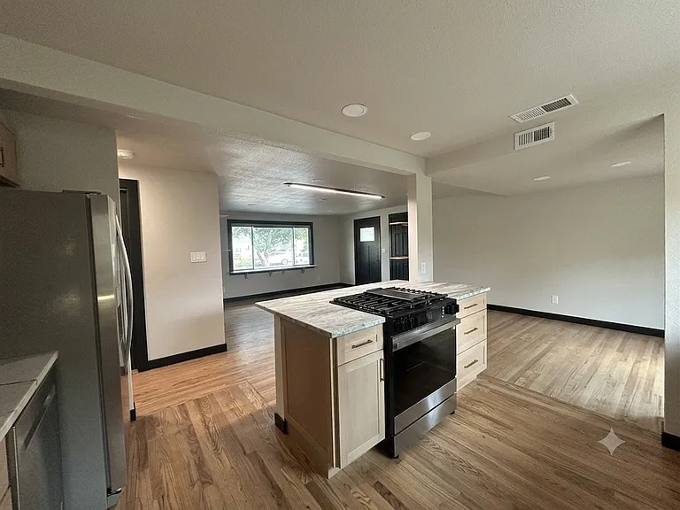 2028 Oriole Ave — Photo 5