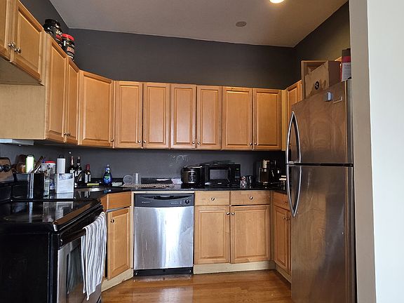 3rd image of 3178 N Broadway St #302