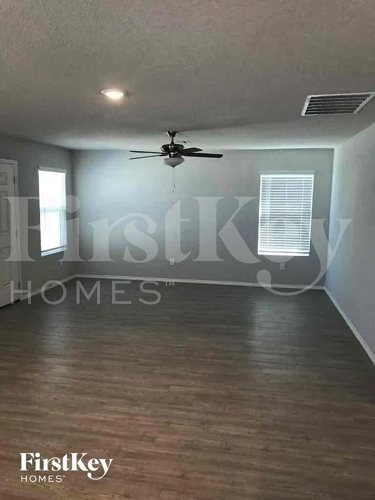 3 bed, 2.0 bath, 1440 sqft, $1,800 — Photo 2
