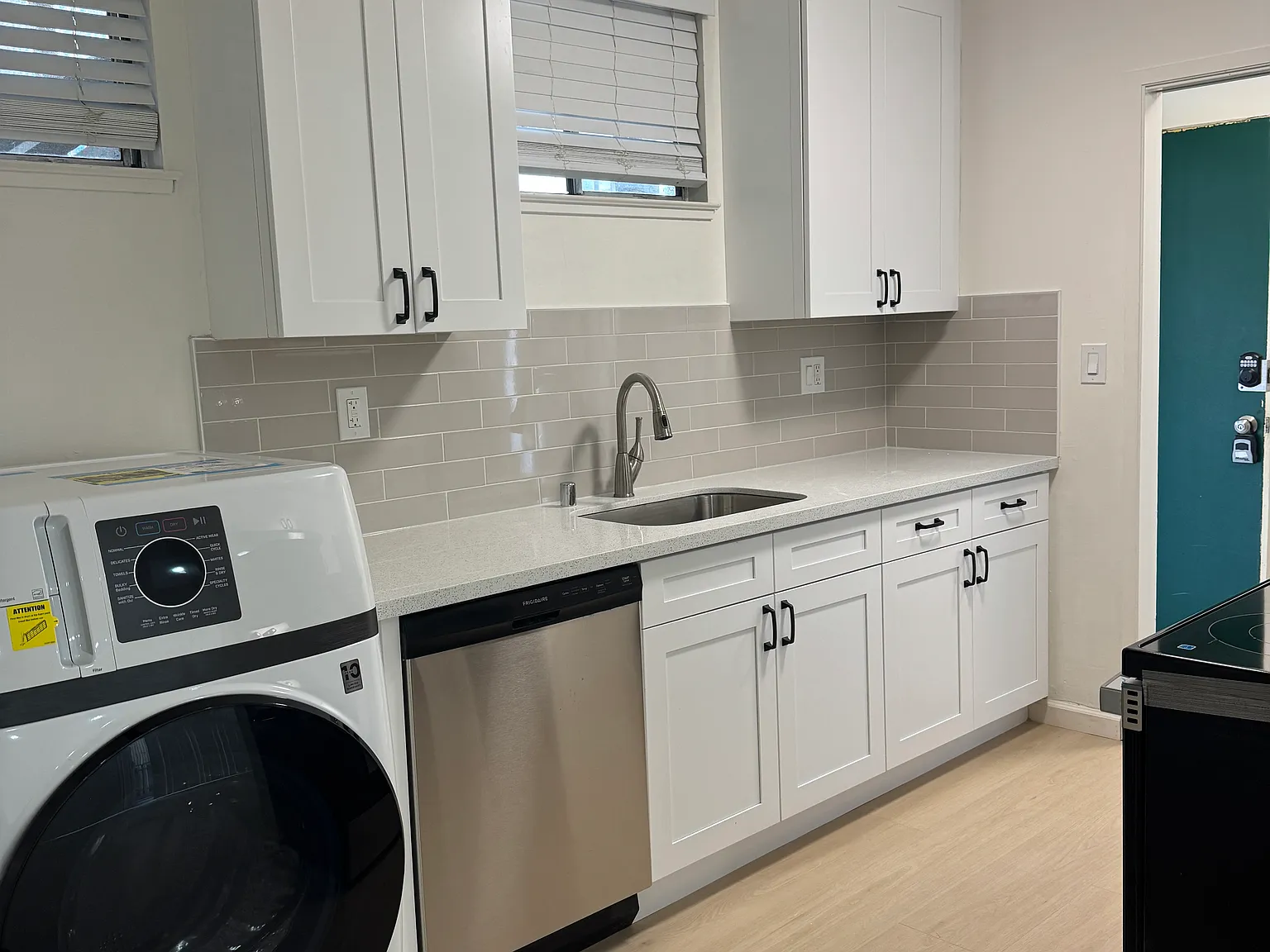 2 bed, 975 sqft, $3,300 — Photo 3