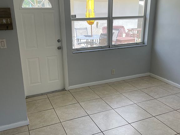 4th image of 413 SW 12th Ct #B