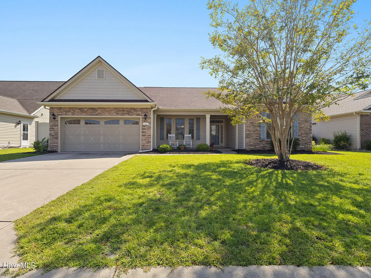 3 bed, 2.0 bath, 1920 sqft, $2,400 — Photo 3