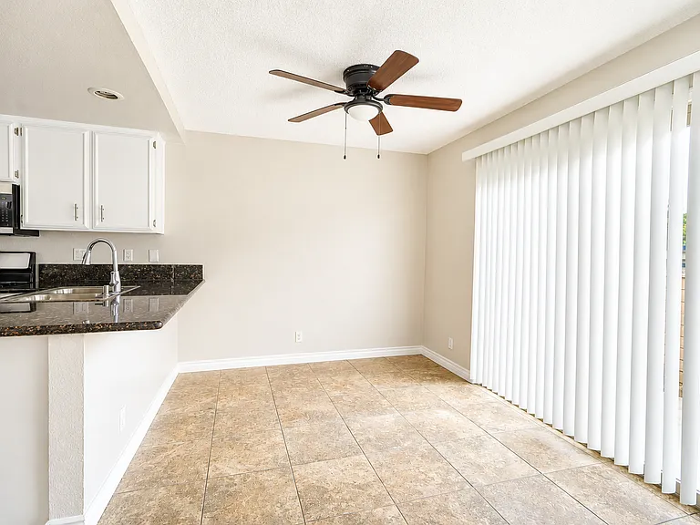1112 S Cypress Ave #48 — Photo 5